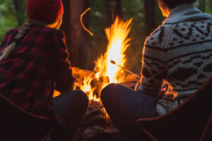 mit Familie am Feuer